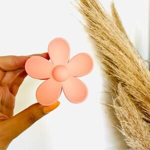 NEW FREE PEOPLE Baby Pink Peach Daisy Flower Claw Clip Hair Retro Oversized Updo